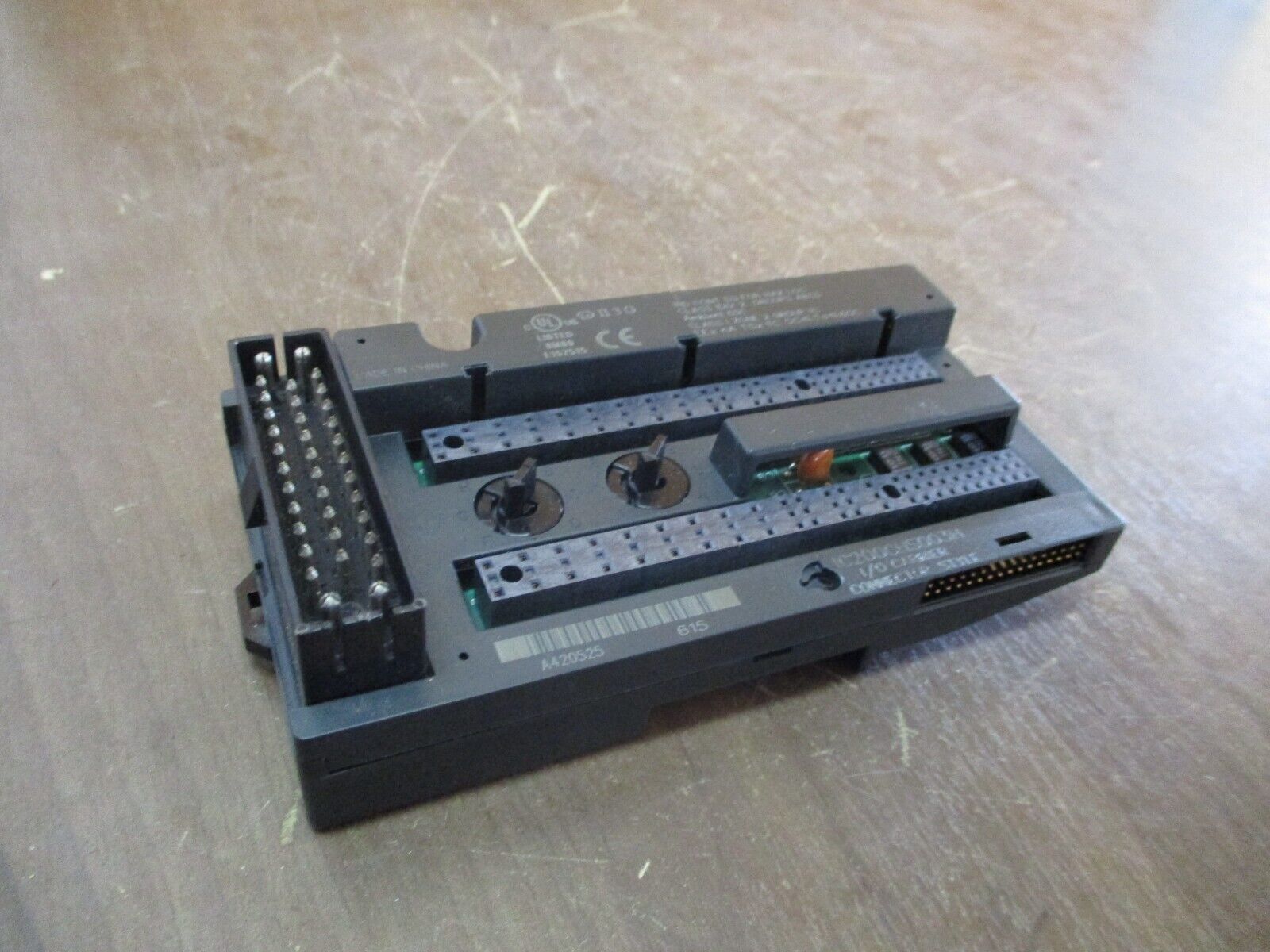 GE VersaMax I/O Carrier IC200CHS003H Connector Style *Cracked Base* Used