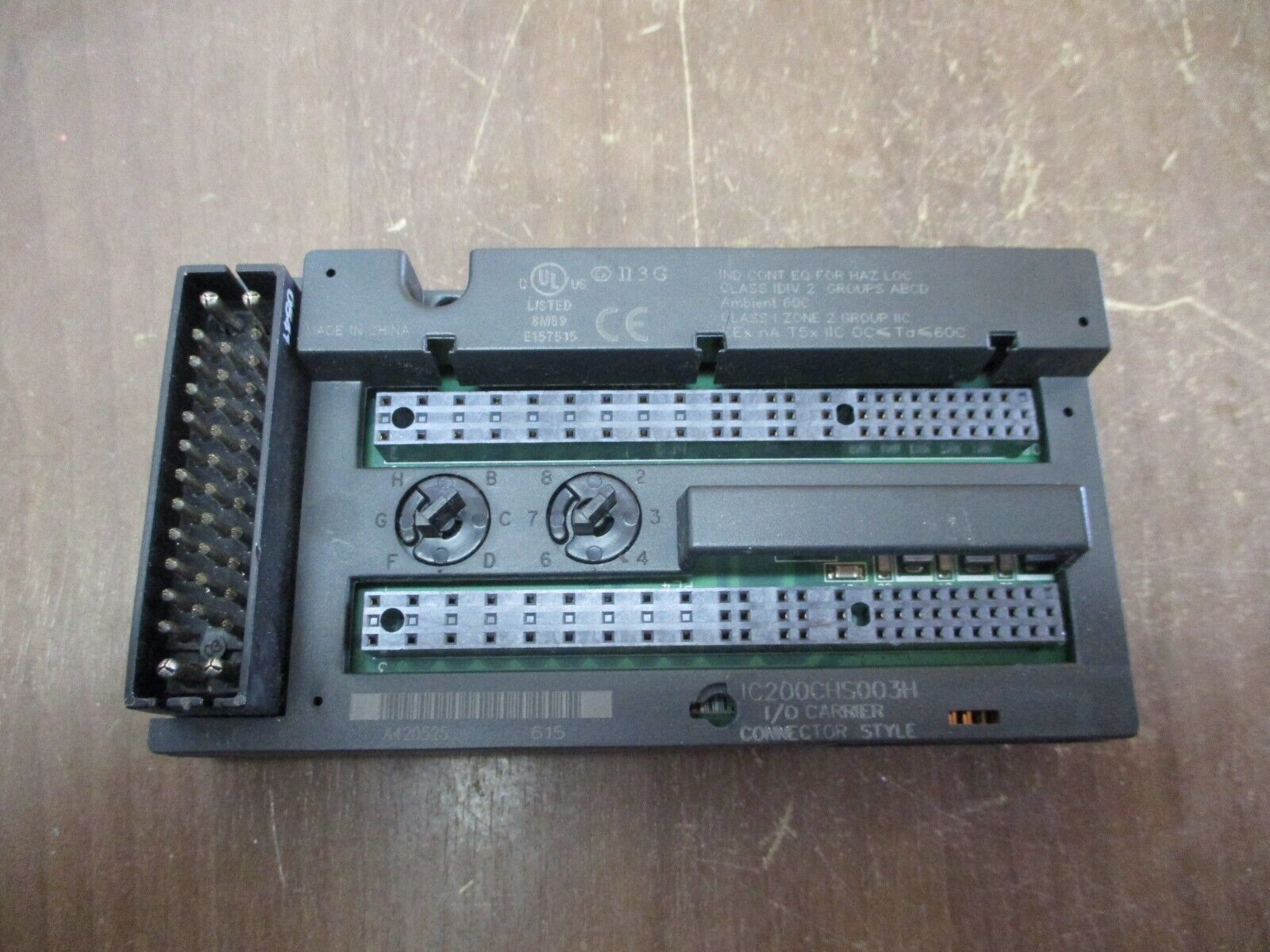 GE VersaMax I/O Carrier IC200CHS003H Connector Style *Cracked Base* Used