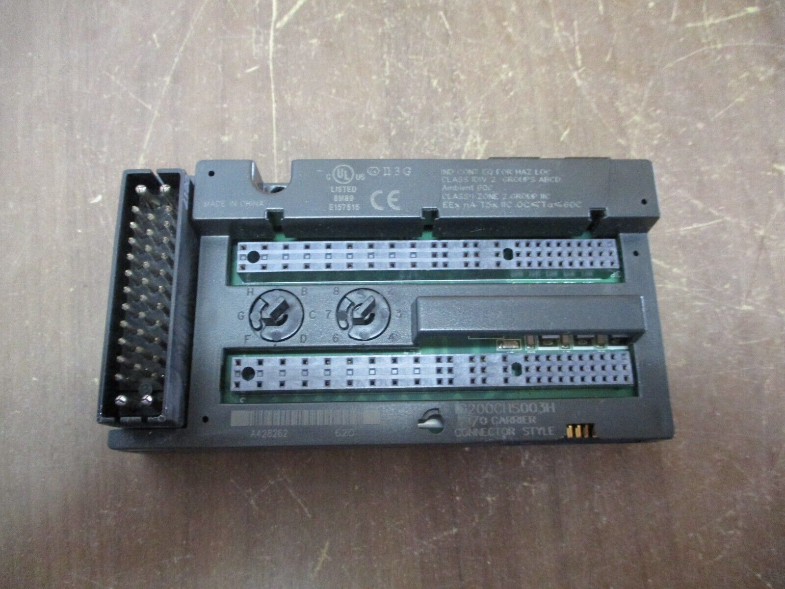 GE VersaMax I/O Carrier IC200CHS003H Connector Style *Cracked Base* Used