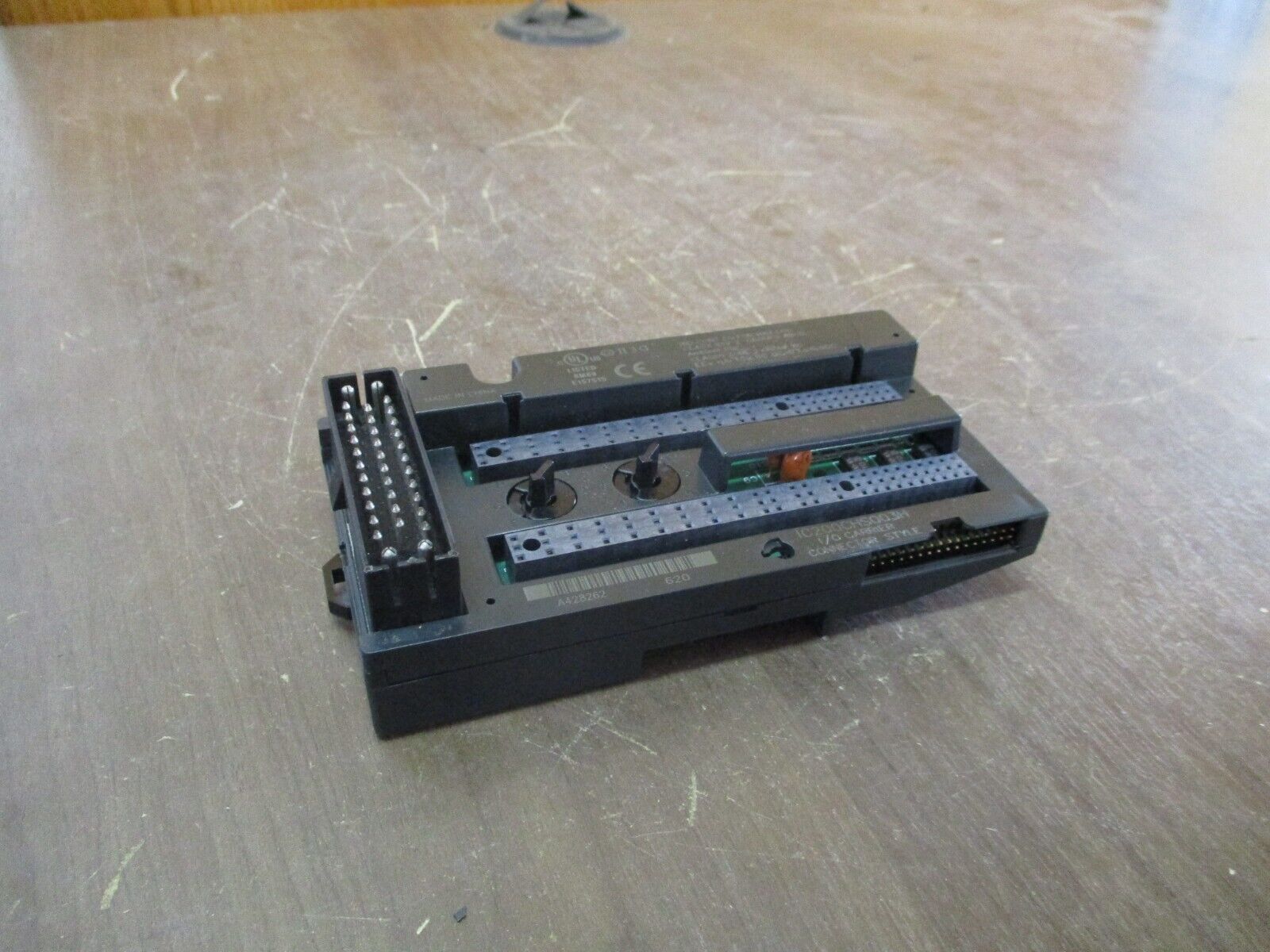 GE VersaMax I/O Carrier IC200CHS003H Connector Style *Cracked Base* Used