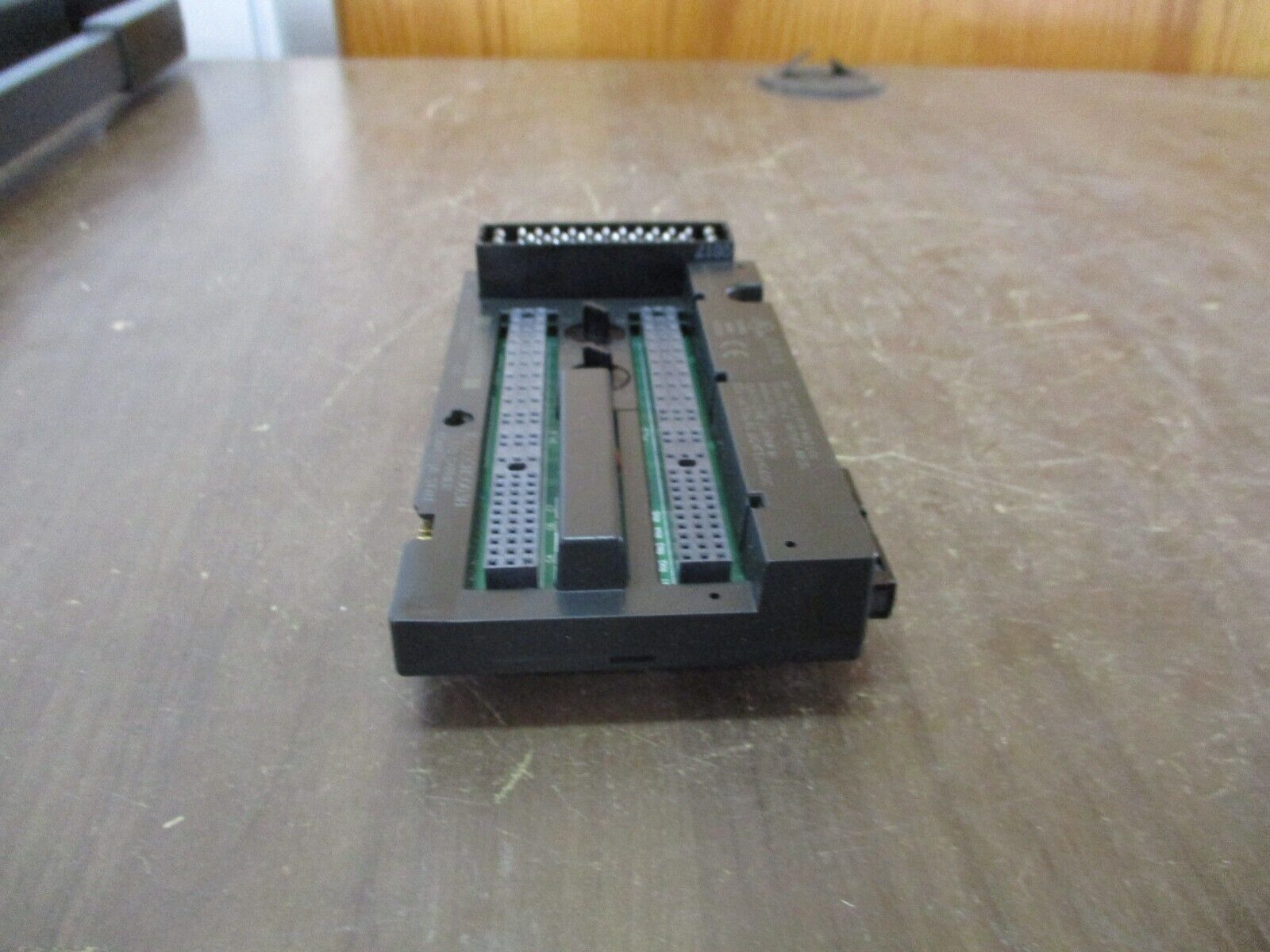 GE VersaMax I/O Carrier IC200CHS003H Connector Style *Cracked Base* Used