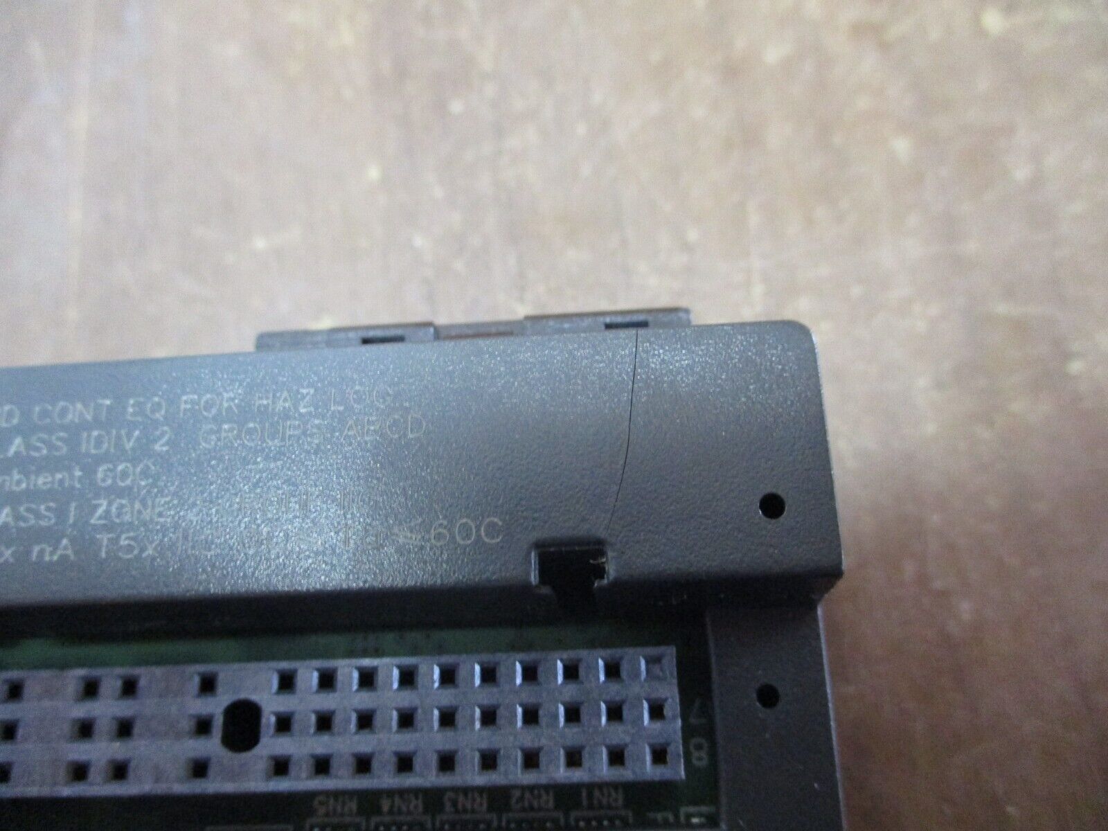 GE VersaMax I/O Carrier IC200CHS003H Connector Style *Cracked Base* Used