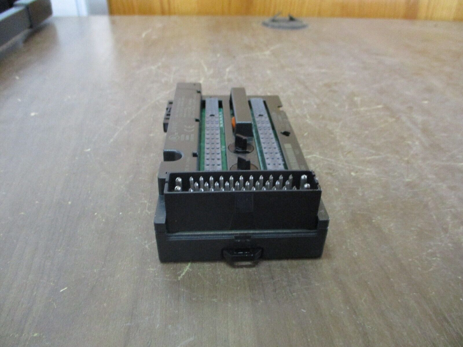 GE VersaMax I/O Carrier IC200CHS003H Connector Style *Cracked Base* Used