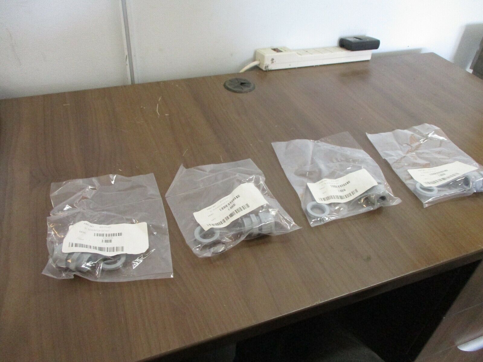 Skintop Cord Grip 61KIT0103 Gray *Lot of 4* New Surplus