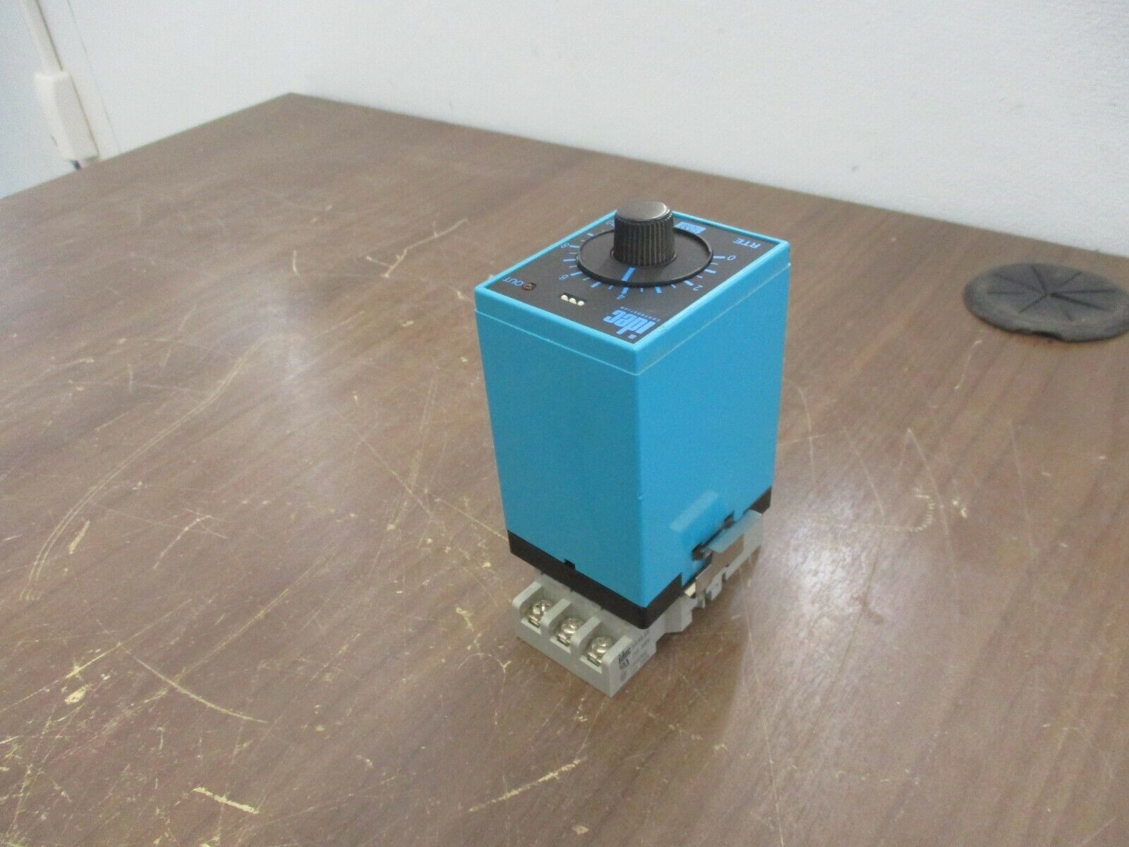 IDEC Electronic Timer RTE-BN1 120V 50/60Hz w/ Base Used