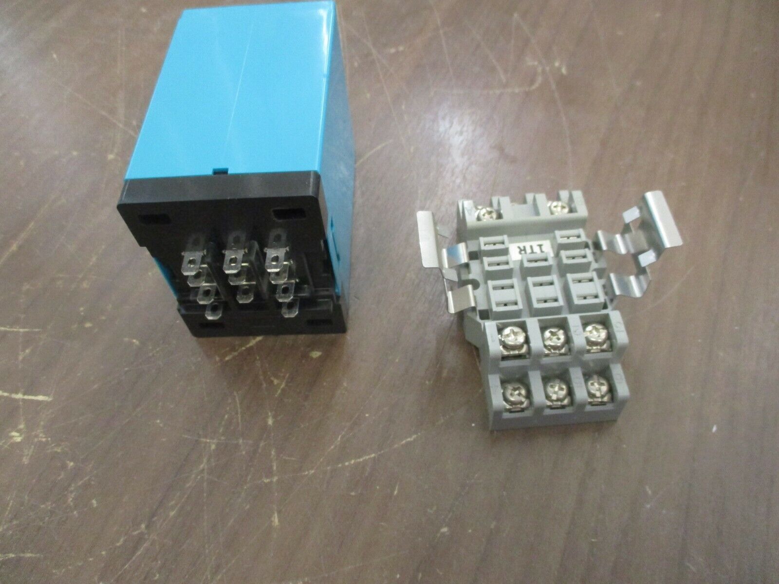 IDEC Electronic Timer RTE-BN1 120V 50/60Hz w/ Base Used