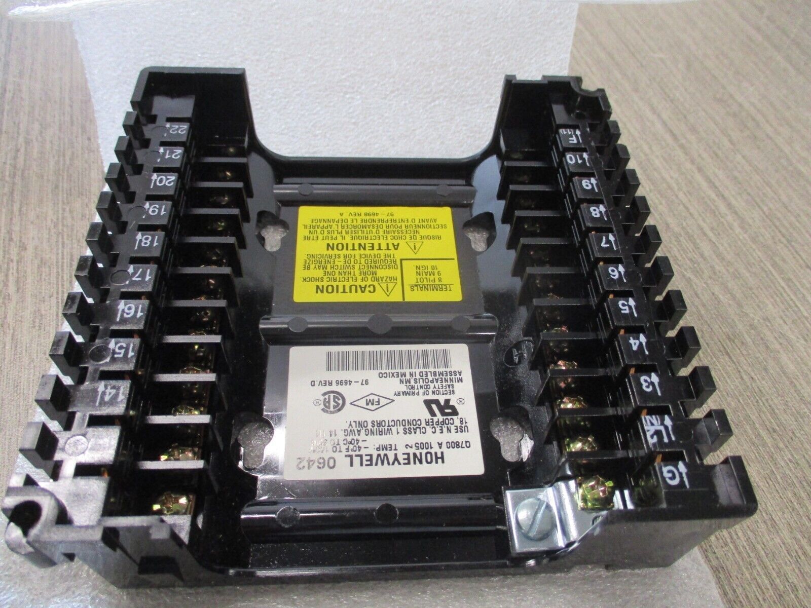 Honeywell Universal Wiring Subbase-Panel Mount Q7800A 1005 New Surplus