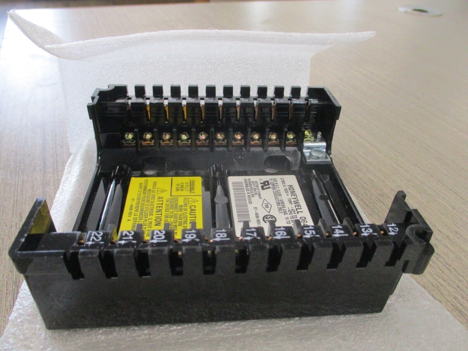 Honeywell Universal Wiring Subbase-Panel Mount Q7800A 1005 New Surplus