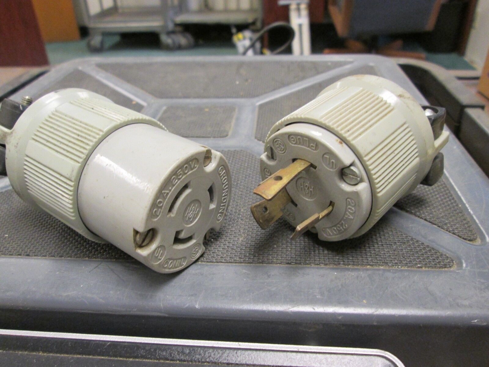 Arrow Hart Hart-Lock Plug Set 20A 250V Grounded