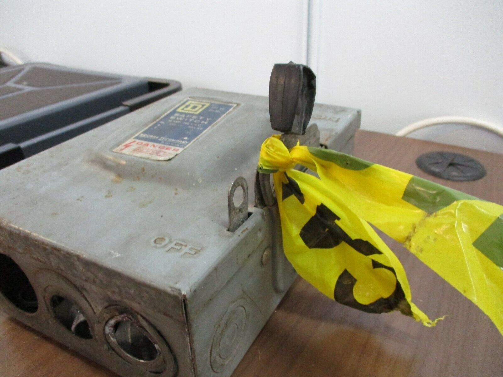 Square D Non-Fusible Safety Switch/Disconnect DU-321 30A 240V Used