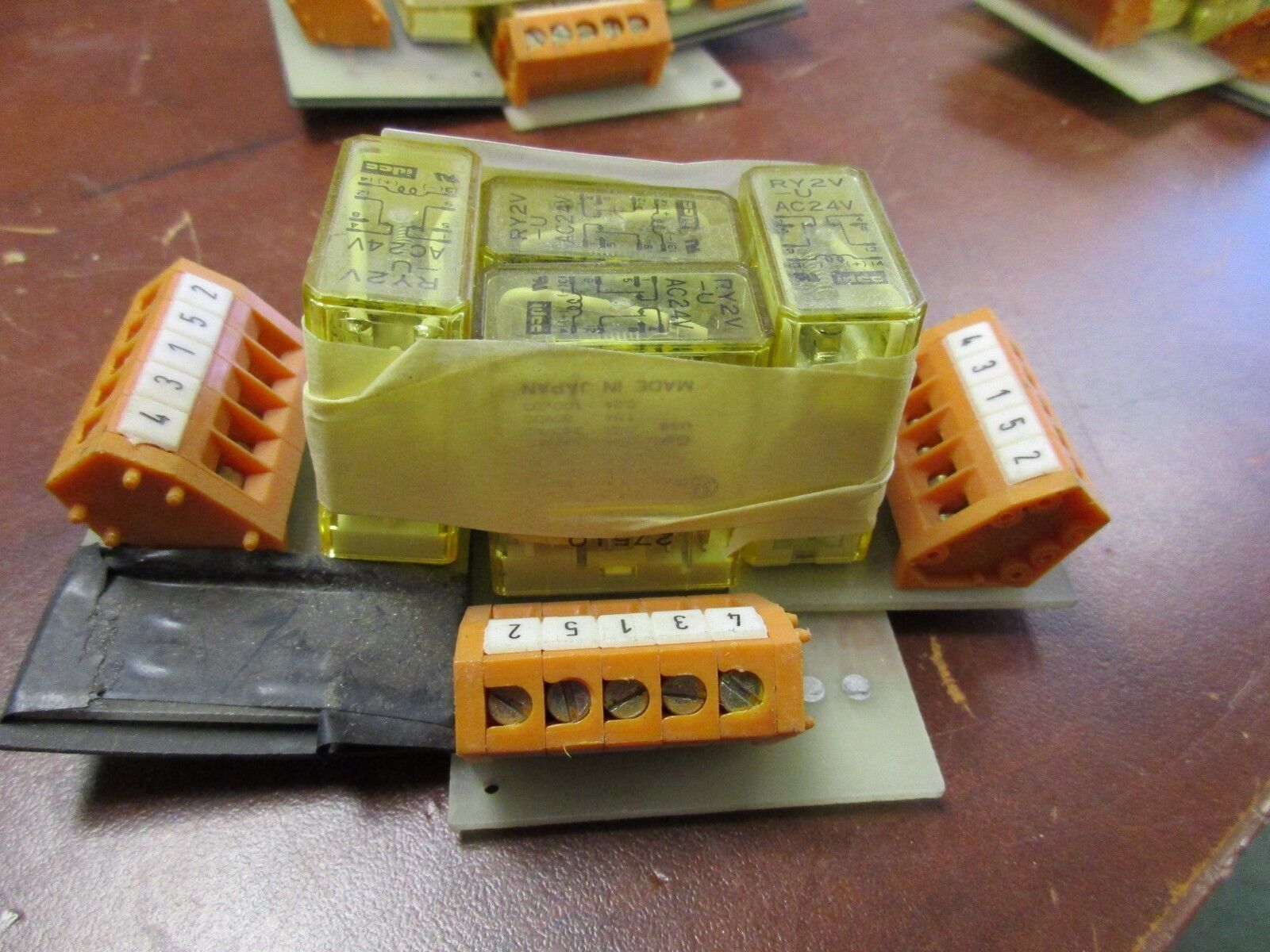 Idec Relay RY2V-U 24VAC *Lot of 4* Used