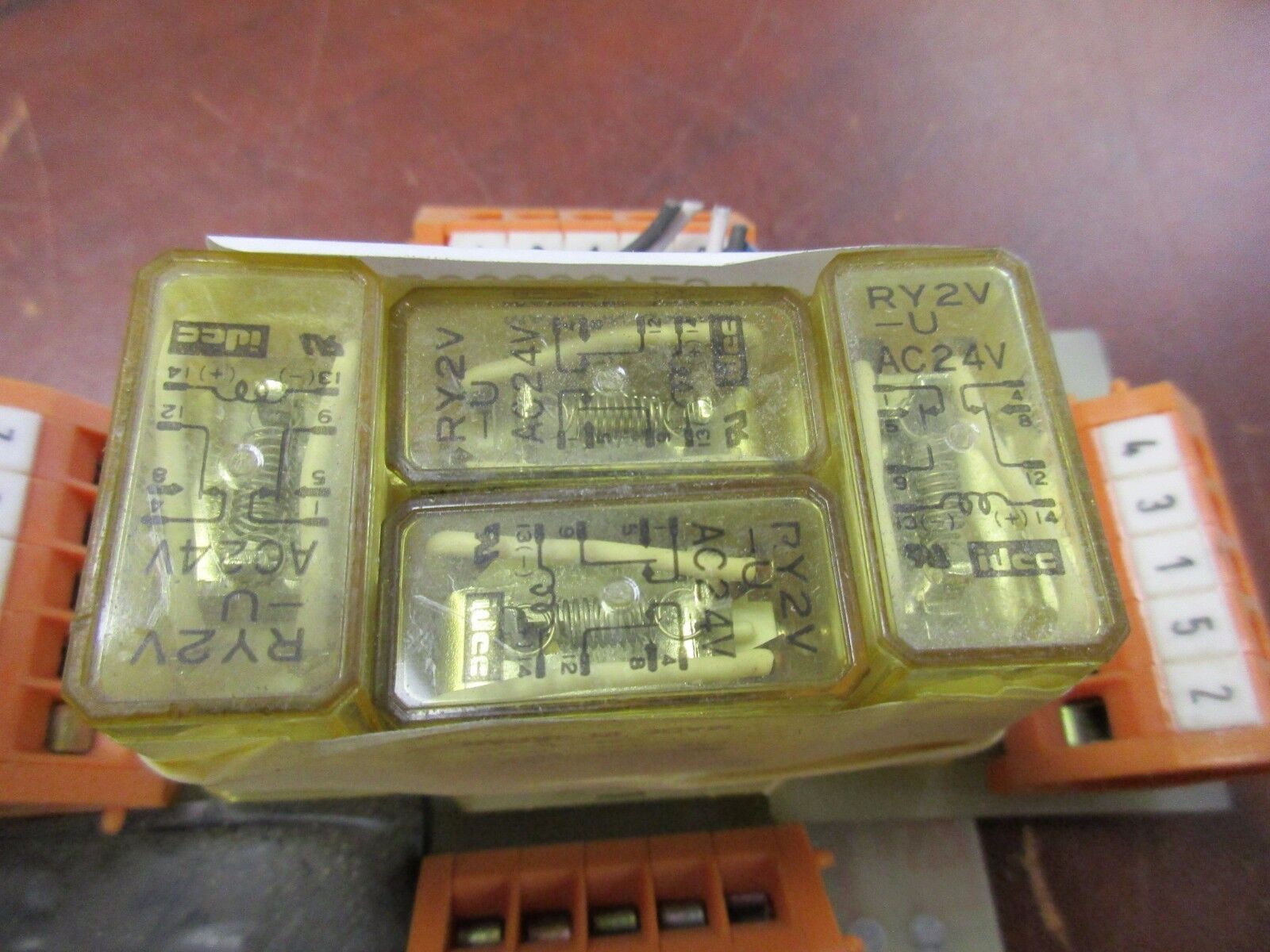 Idec Relay RY2V-U 24VAC *Lot of 4* Used
