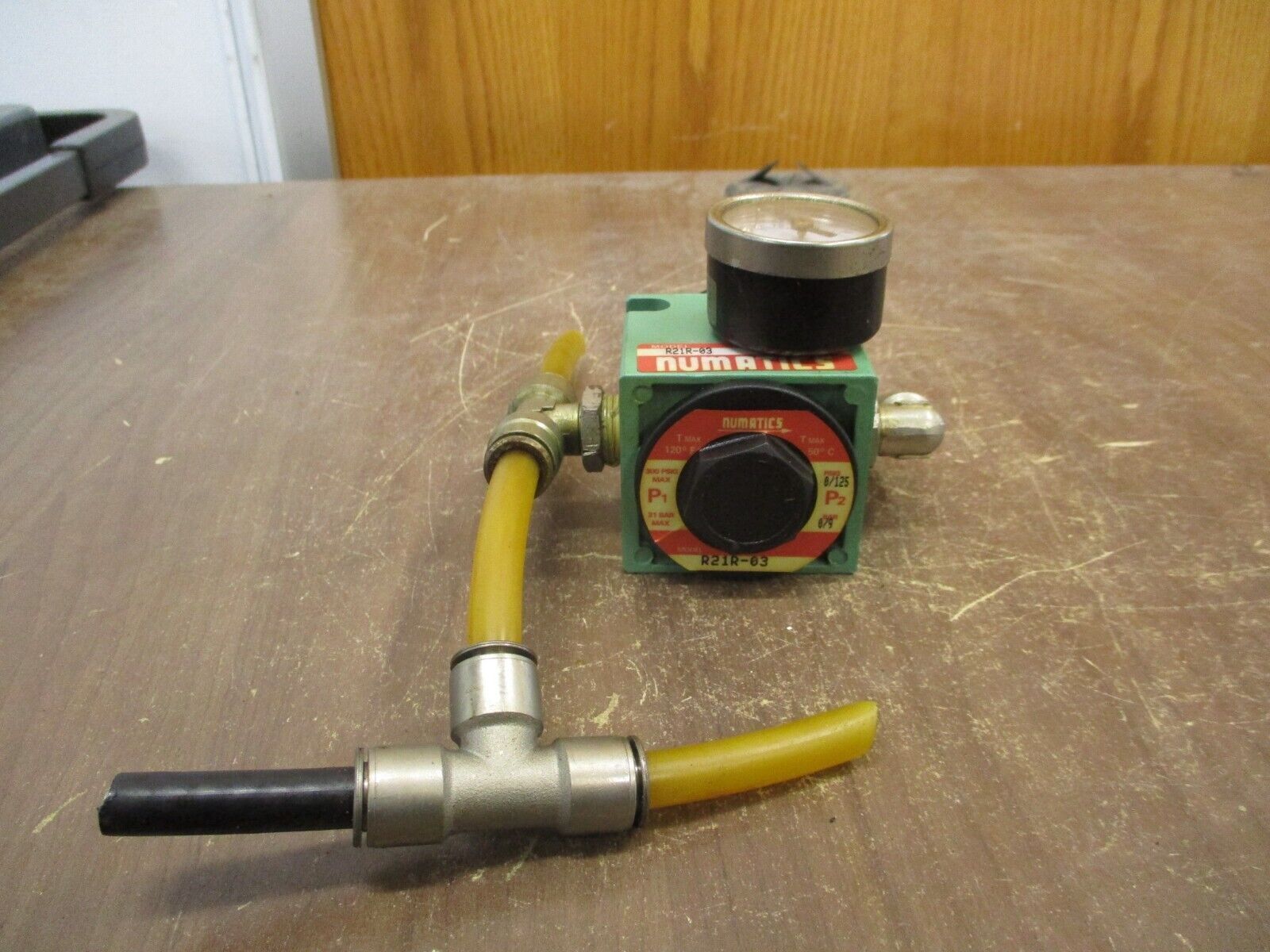 Numatics Regulator R21R-03 Range: 0-160PSI *Broken Meter* Used