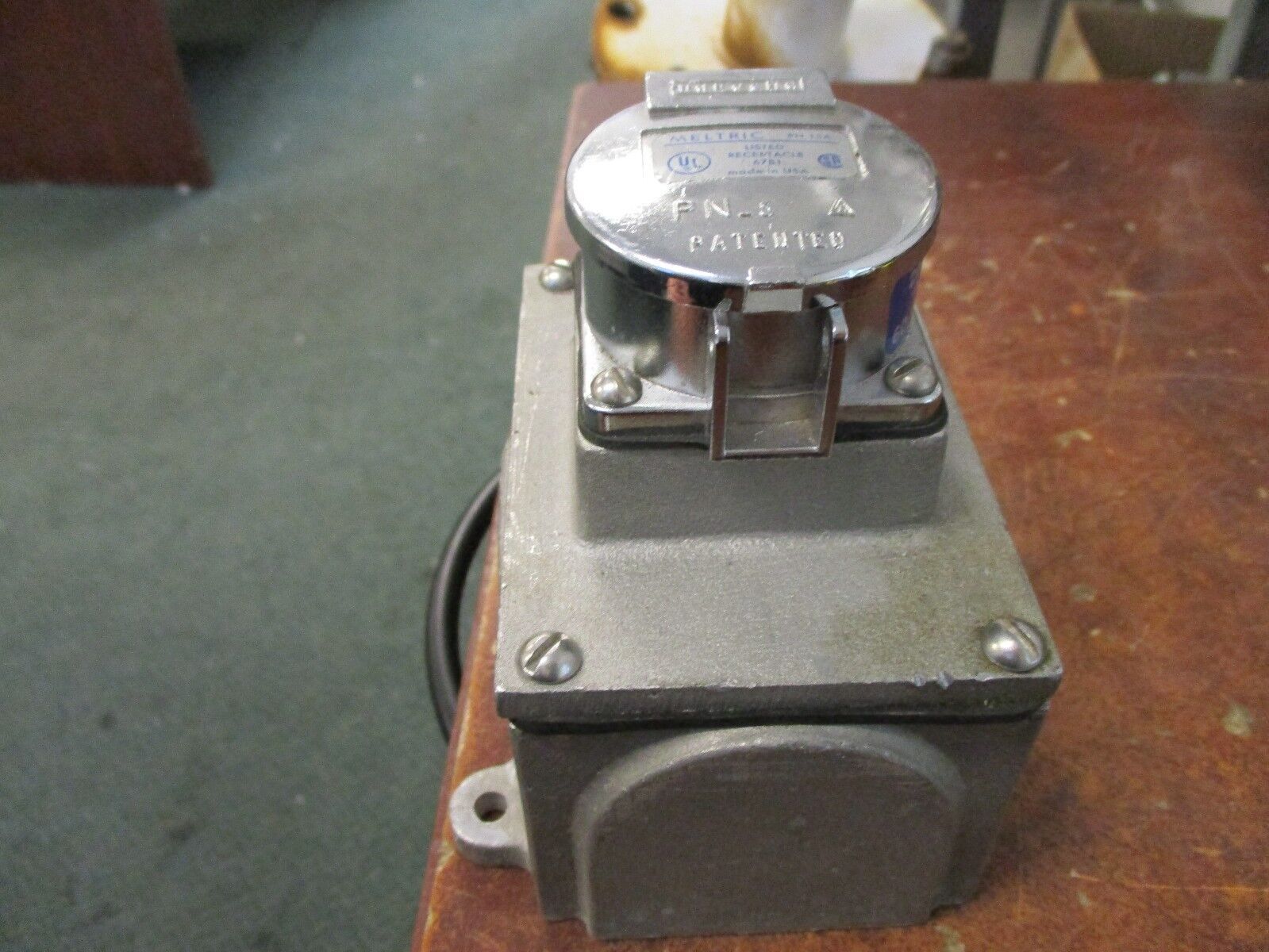 Meltric Receptacle W/Base PN15A 15A 208/220V 50/60Hz Used