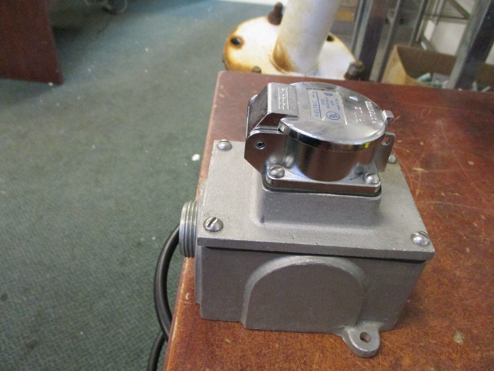 Meltric Receptacle W/Base PN15A 15A 208/220V 50/60Hz Used