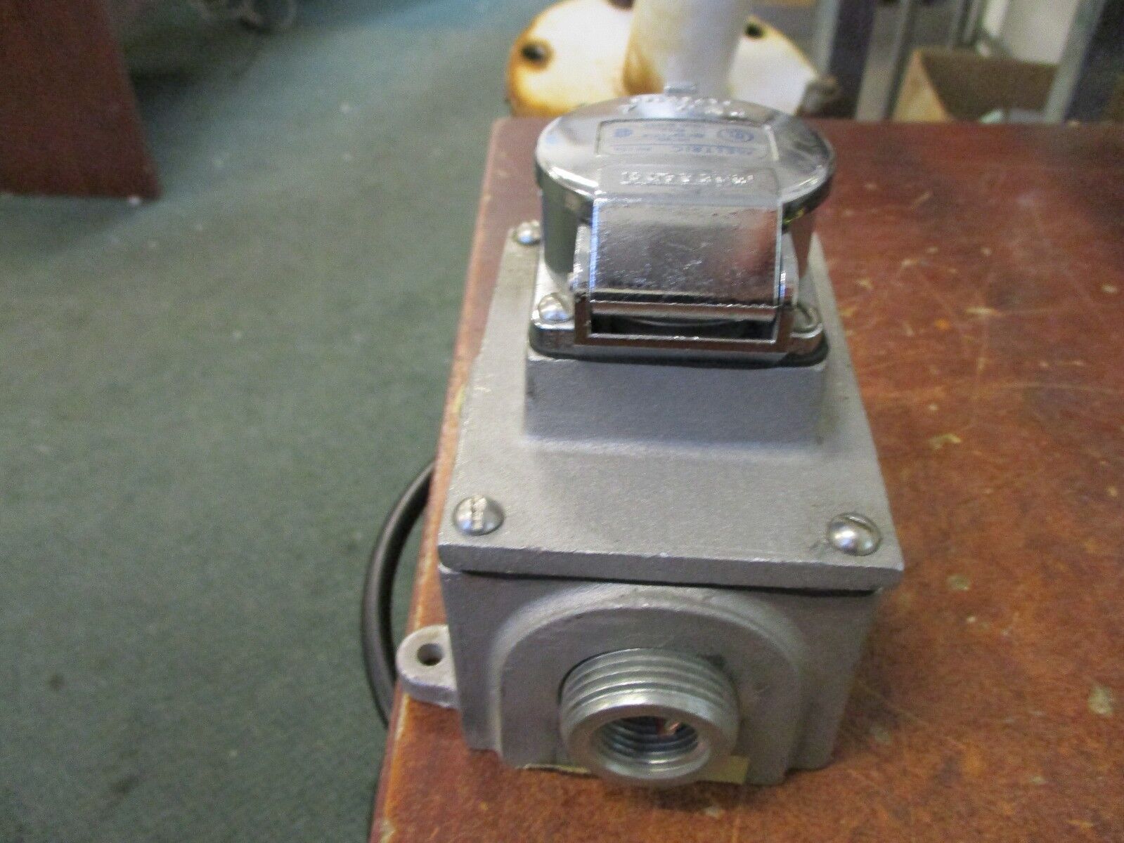 Meltric Receptacle W/Base PN15A 15A 208/220V 50/60Hz Used