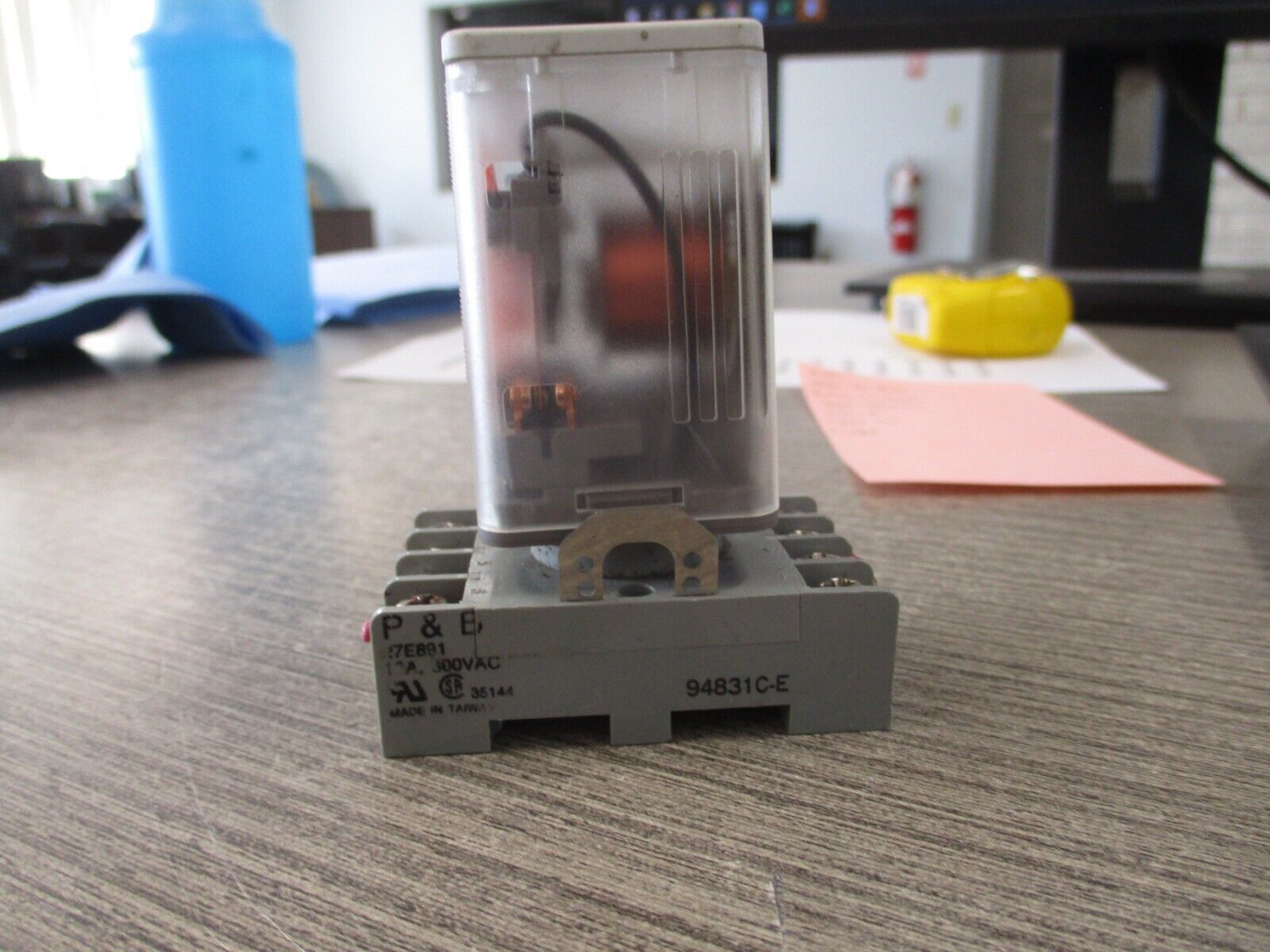 Allen-Bradley Relay w/Base 700-HA32A1 Ser. B 120V Coil Used