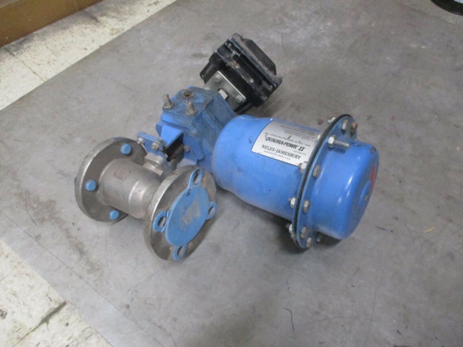 Neles-Jamesbury Quadra-Powr II Actuated Valve w/ Positioner QP2C/M 100PSIG Used