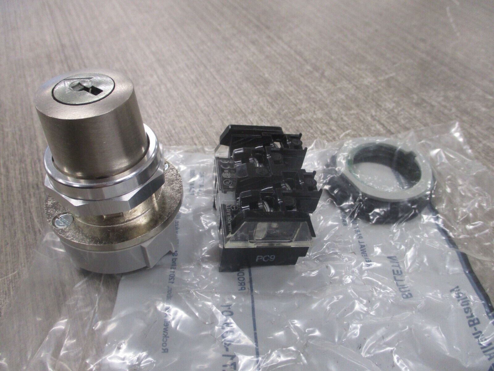Allen-Bradley Cylinder Lock Selector Switch 800TC-H3112A Ser. T New Surplus