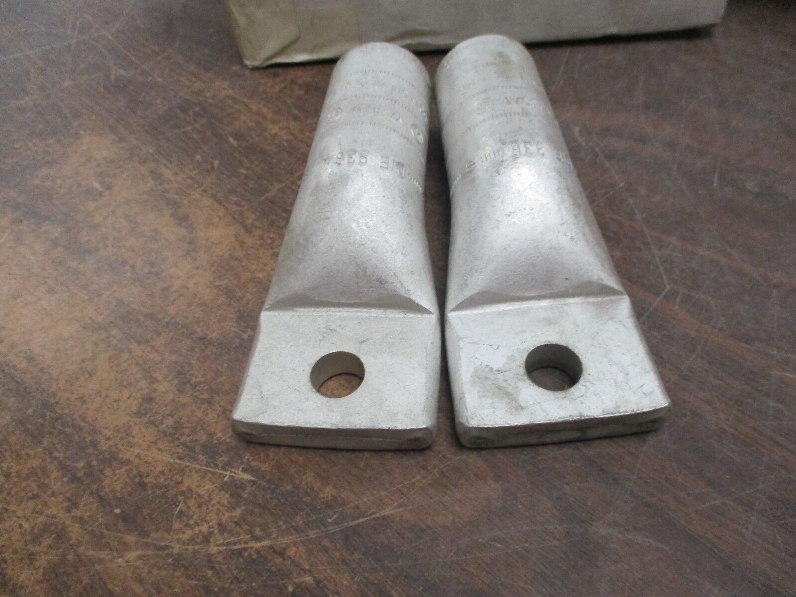 Burndy Hylug Crimp Lug YA39A1 1-Hole 700/750kcmil 1/2" Stud Lot of 2 New Surplus