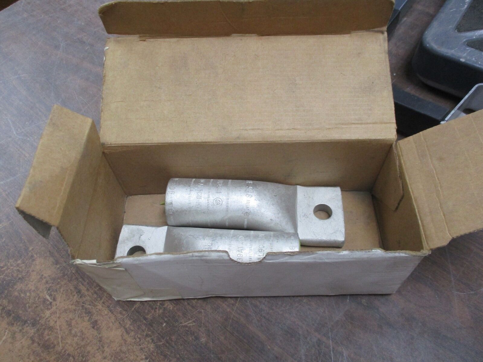 Burndy Hylug Crimp Lug YA39A1 1-Hole 700/750kcmil 1/2" Stud Lot of 2 New Surplus