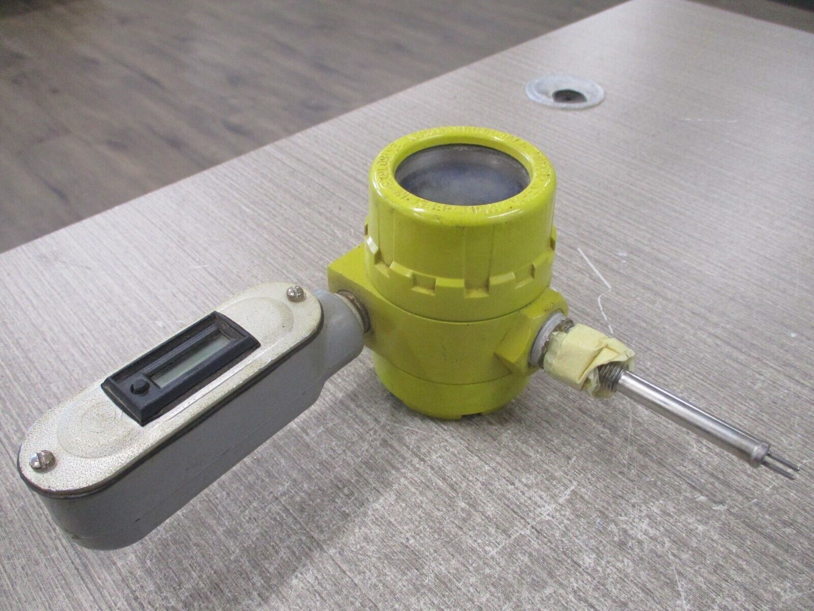 FCI Flow Monitor 017949-VEFB4 85-265VAC 500PSIG Used