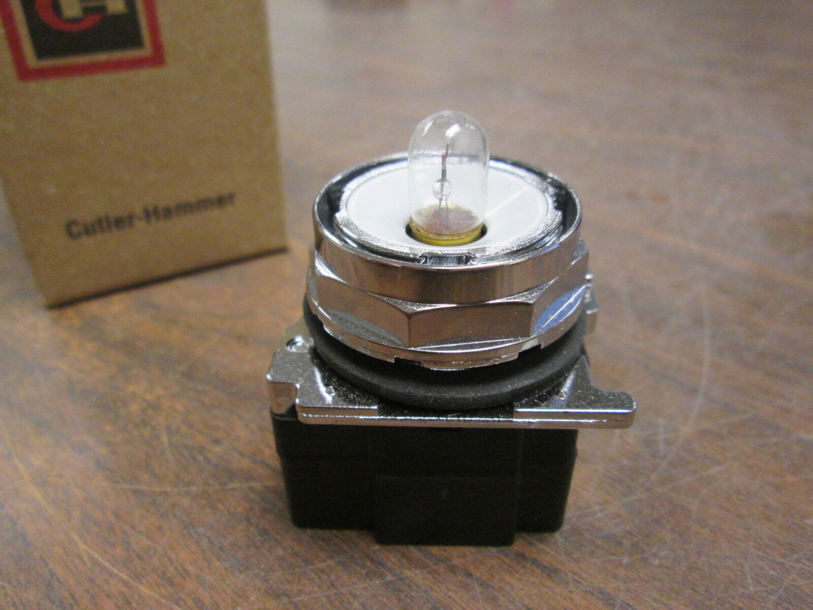 Cutler-Hammer STD Ind. Light 10250T181N 120V 50/60Hz Type 4,4X-13 New Surplus