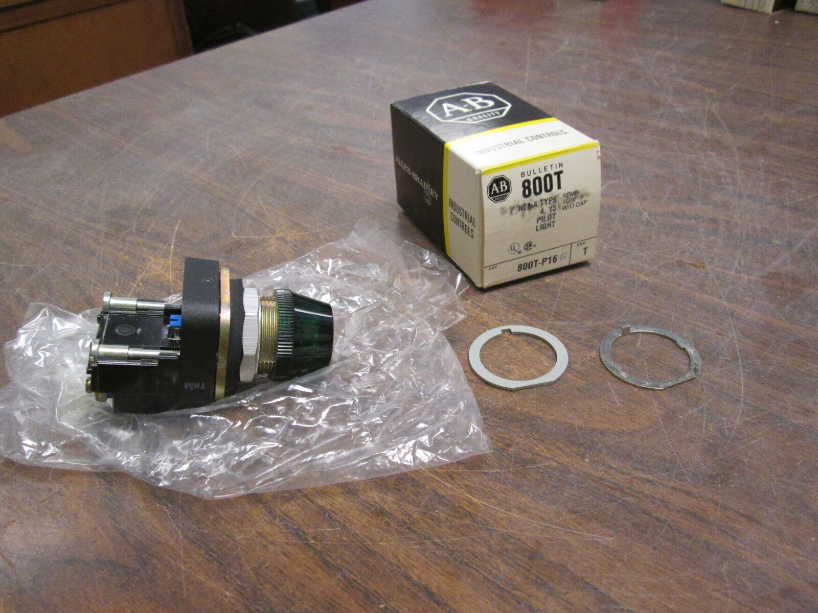 Allen-Bradley Pilot Light 800T-P16 Type 4,13 120V w/ Green Cap New Surplus
