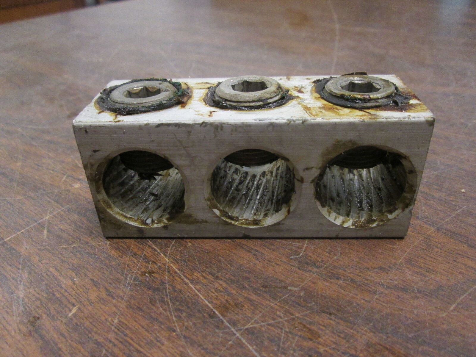 Burndy Lug K3A36U-2N 600MCM Used