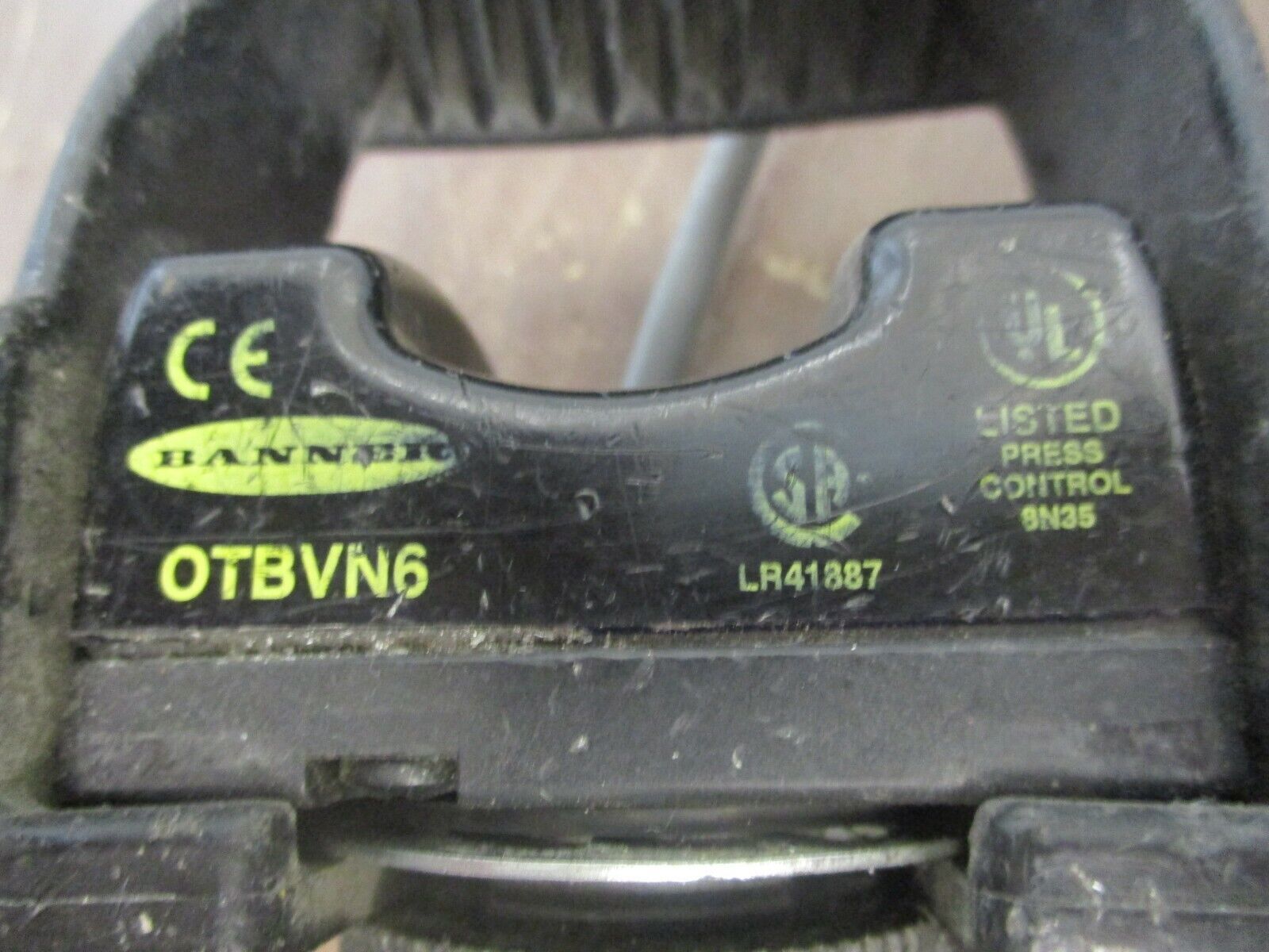 Banner Optical Touch Button OTBVN6 Used **Some Shelf Wear**