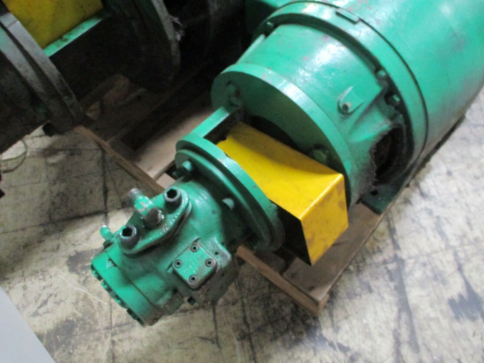 Vickers Pumps w/ Motor V-2305-C4/P131C505XXBC05-23 20HP 1200RPM 220/440V Used