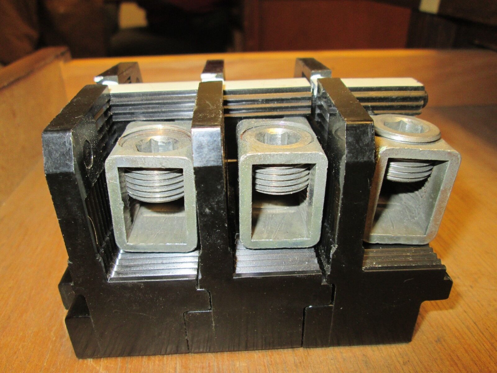 Buchanan Power Distribution Block Line 250MCM Load 250MCM 3P Used