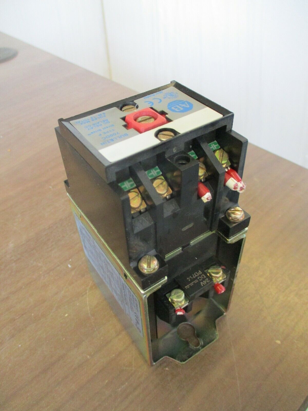 Allen-Bradley DC Relay 700DC-P400Z24 Ser. A 24VDC Coil 600V Used
