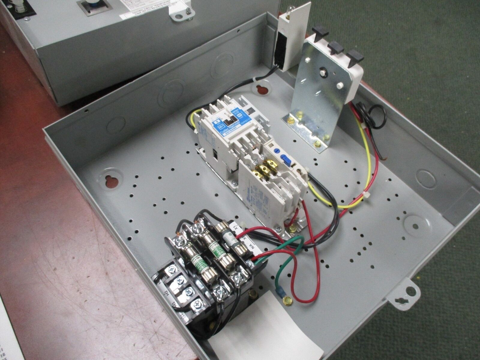 Cutler-Hammer Size 00 Enclosed Starter AB16AN0 120V Coil 9A 600V New Surplus