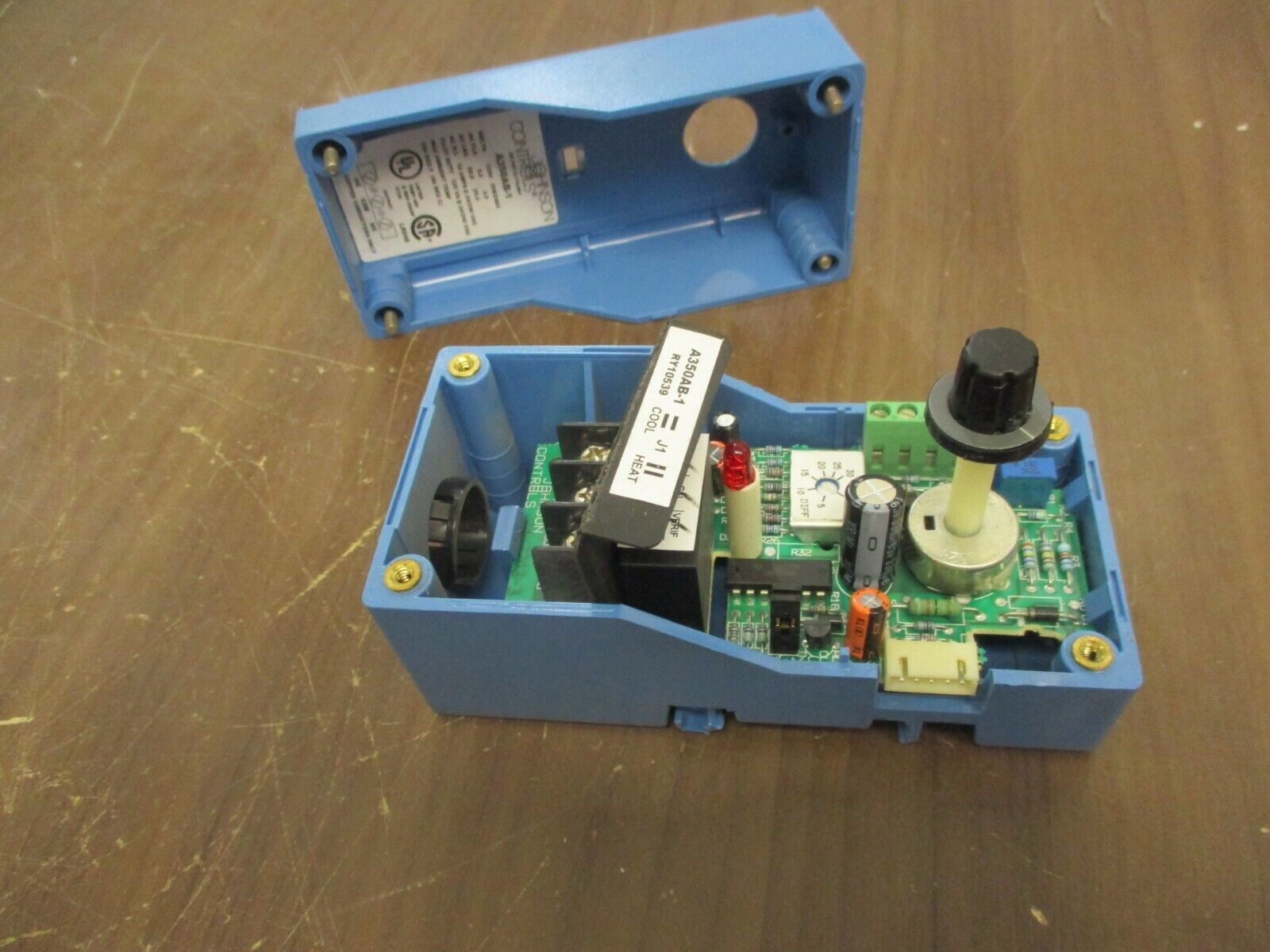 Johnson Controls Temperature Controls A350AB-1 Rev. R Used