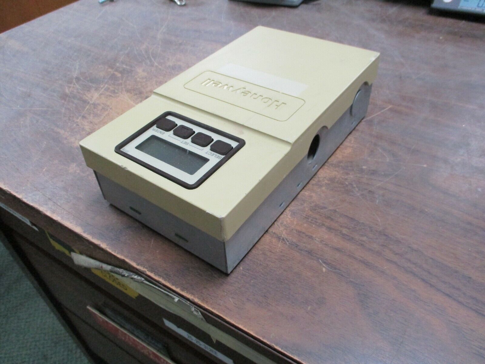 Honeywell Temperature Control T775E1098 24/120/240V *Missing Cover Screw* Used