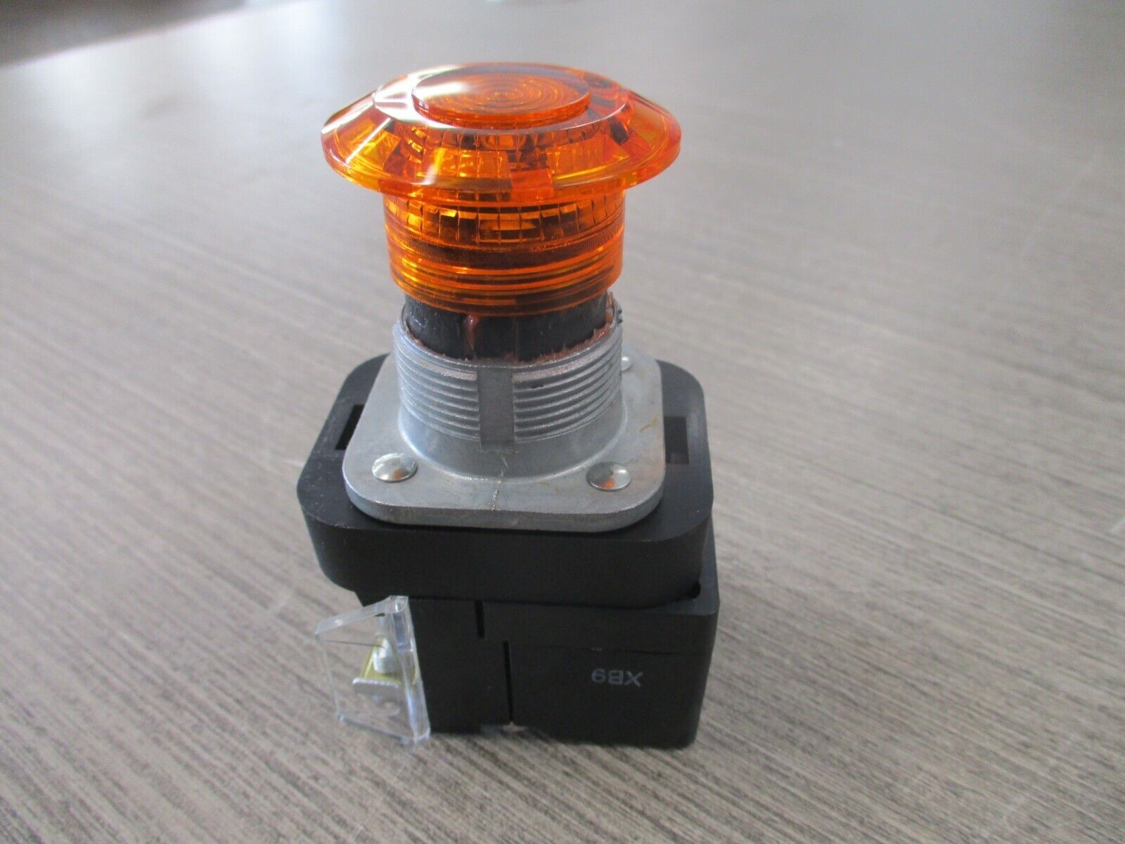 Allen-Bradley Illuminated Push Button 800T-QMBH2A Ser. U Amber New Surplus