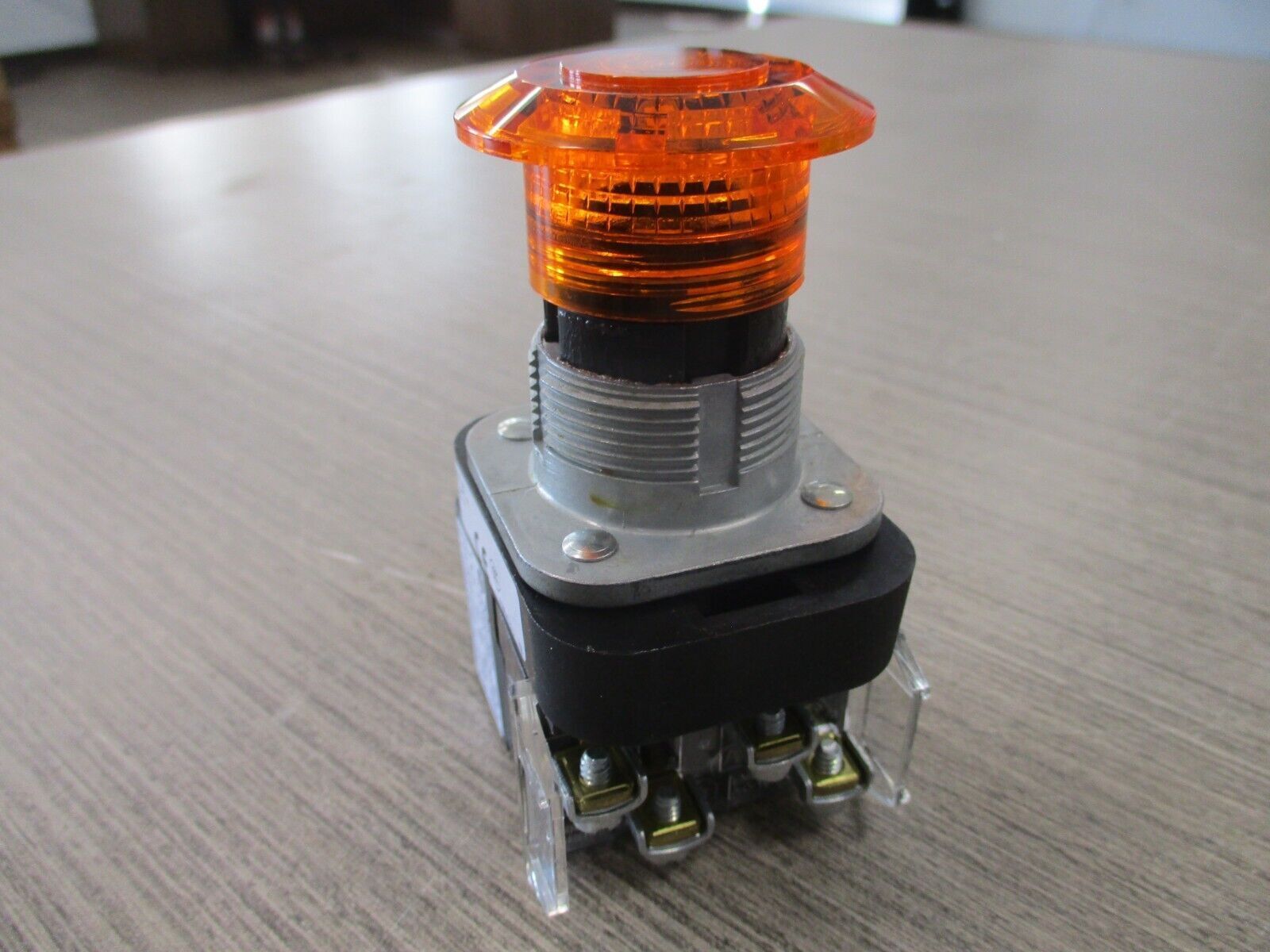 Allen-Bradley Illuminated Push Button 800T-QMBH2A Ser. U Amber New Surplus