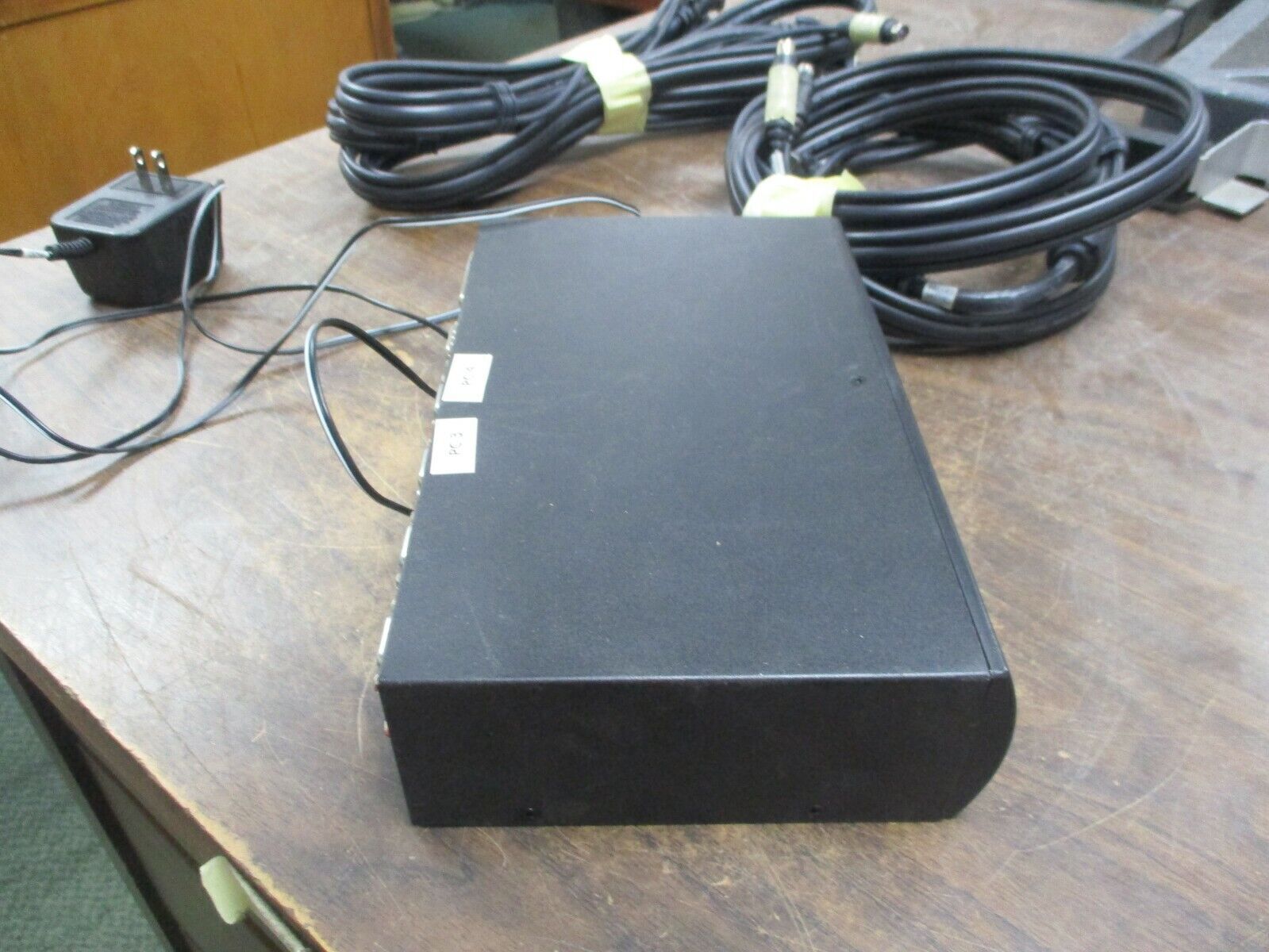 Belkin Omni View SE KVM Switch F1D104 4-Port w/ (2) Cables Used