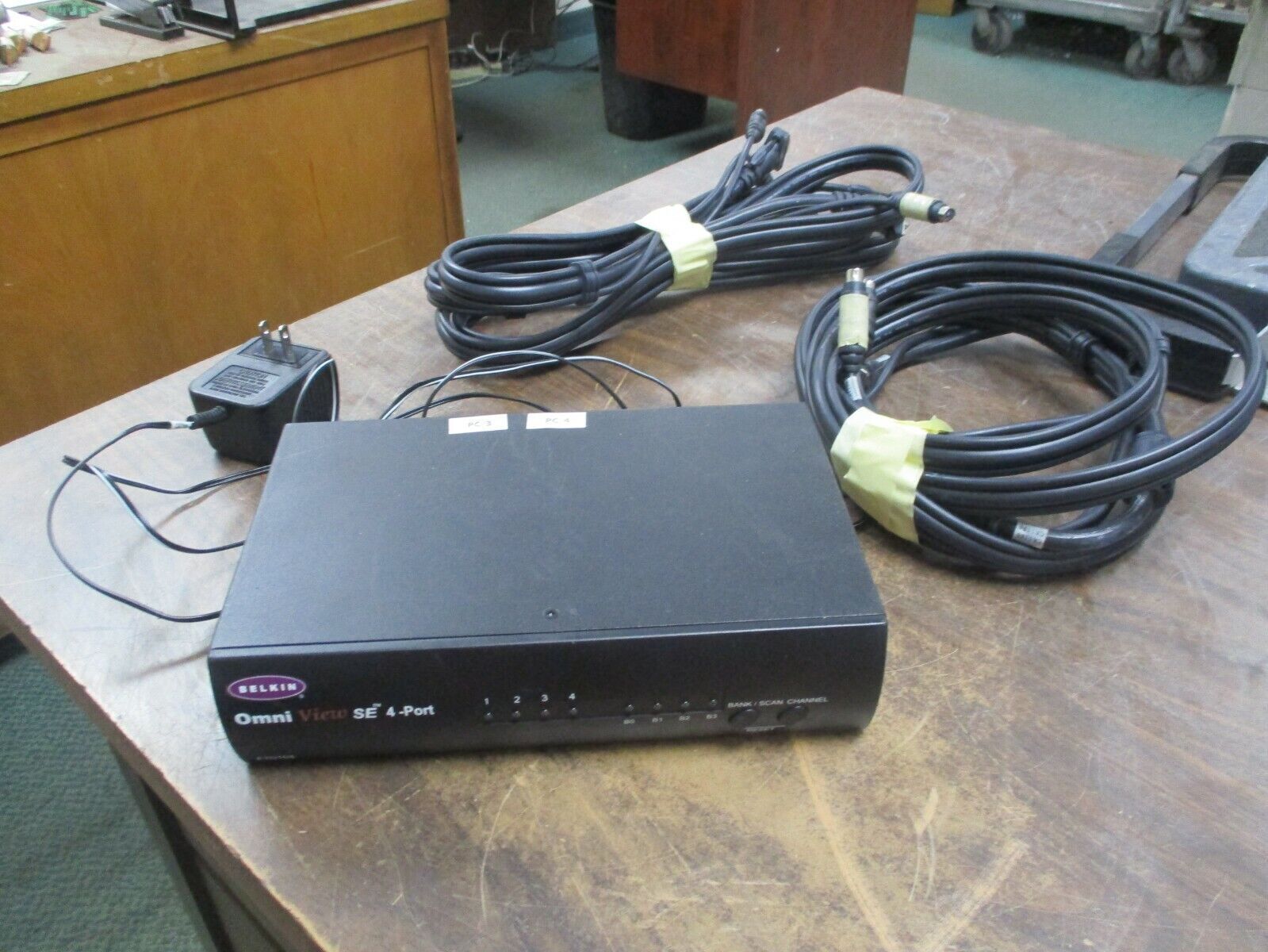 Belkin Omni View SE KVM Switch F1D104 4-Port w/ (2) Cables Used