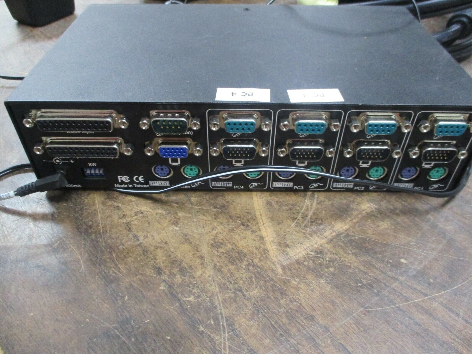 Belkin Omni View SE KVM Switch F1D104 4-Port w/ (2) Cables Used