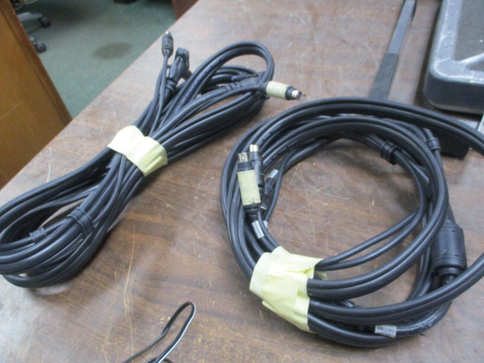 Belkin Omni View SE KVM Switch F1D104 4-Port w/ (2) Cables Used