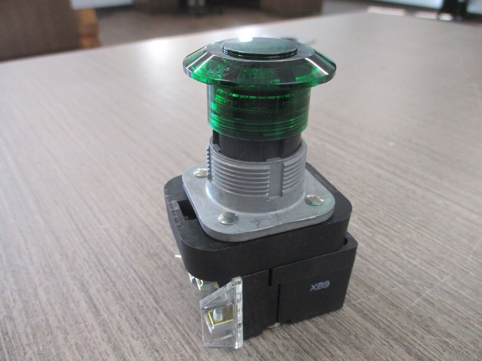Allen-Bradley Illuminated Push Button 800T- QMBH2G Ser. U 12-130V New Surplus