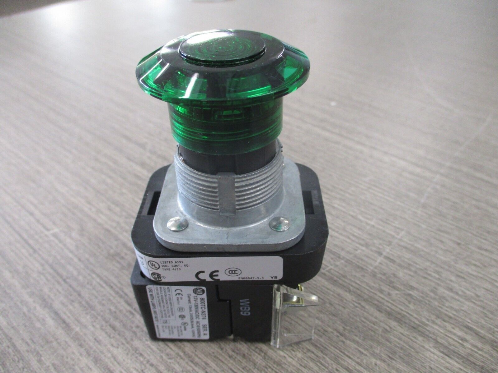 Allen-Bradley Illuminated Push Button 800T- QMBH2G Ser. U 12-130V New Surplus