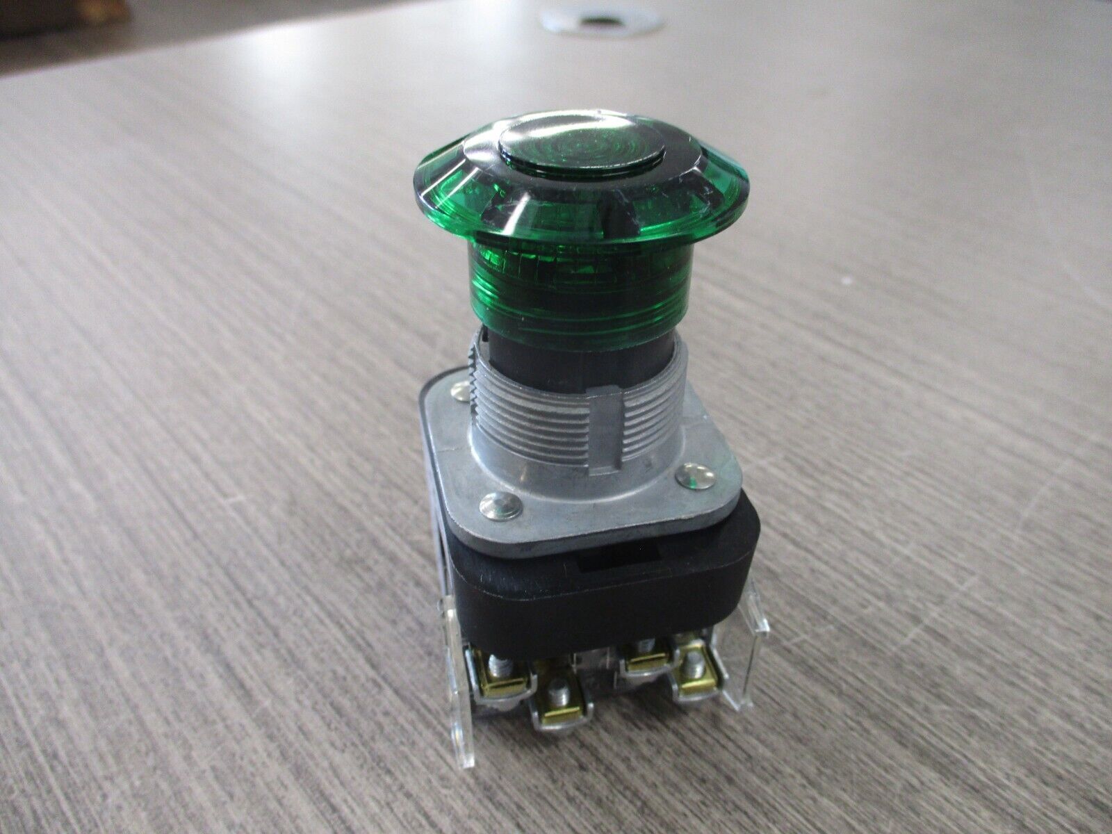 Allen-Bradley Illuminated Push Button 800T- QMBH2G Ser. U 12-130V New Surplus