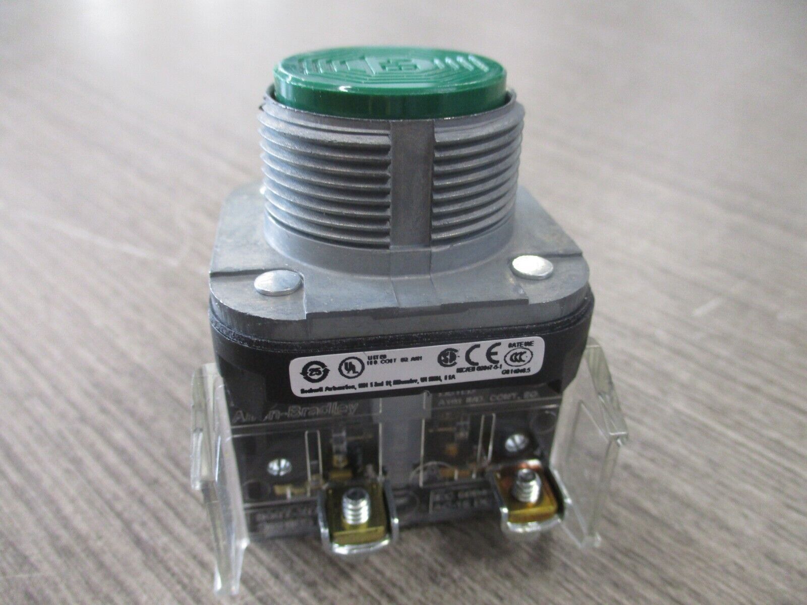 Allen-Bradley Push Button 800T-AIDI Ser. T Flush Head Green New Surplus