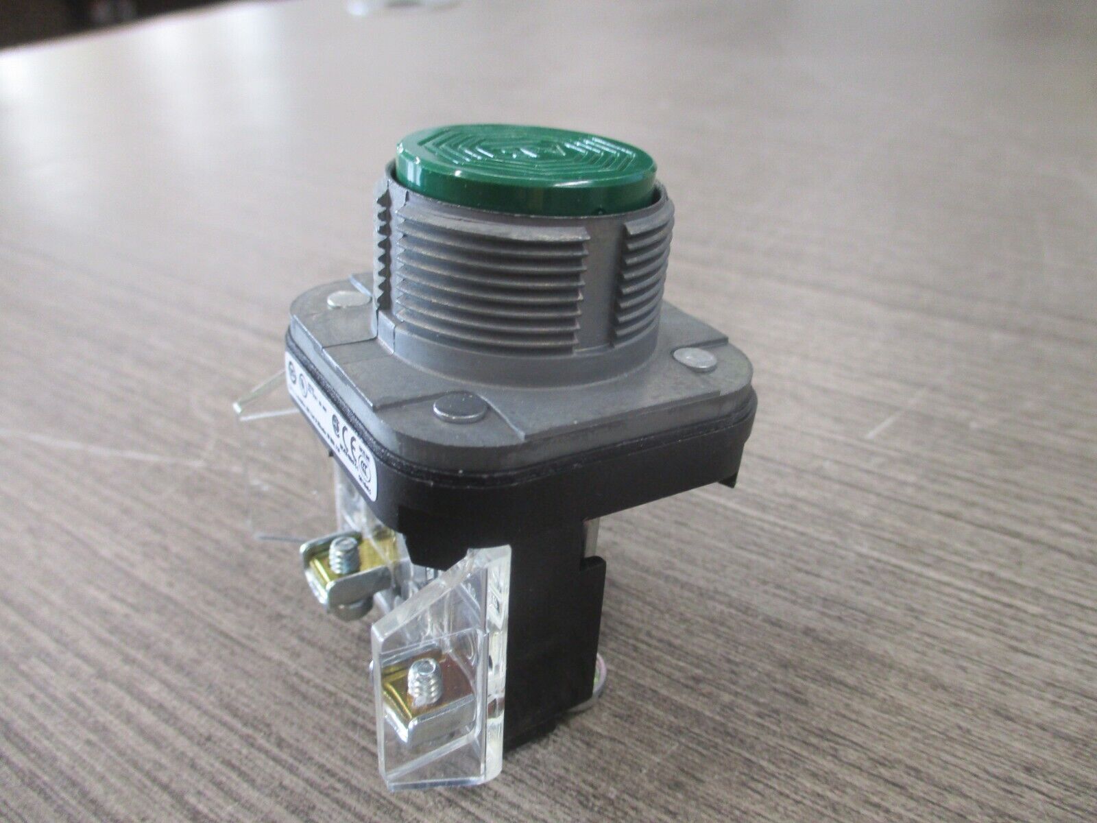 Allen-Bradley Push Button 800T-AIDI Ser. T Flush Head Green New Surplus