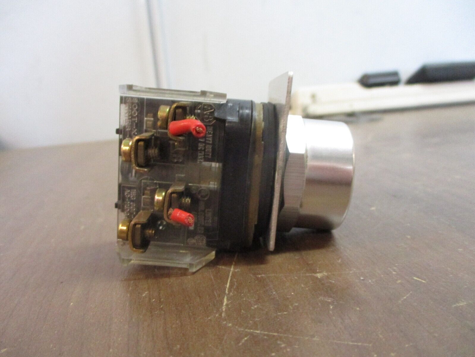 Allen-Bradley Flush Head Push Button 800T-A… Ser. T Type 4, 13 Red w/ Guard Used