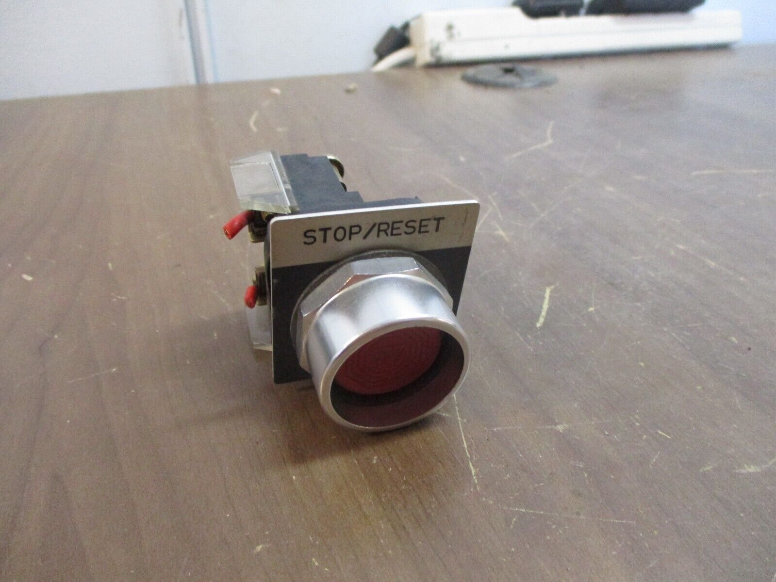 Allen-Bradley Flush Head Push Button 800T-A… Ser. T Type 4, 13 Red w/ Guard Used