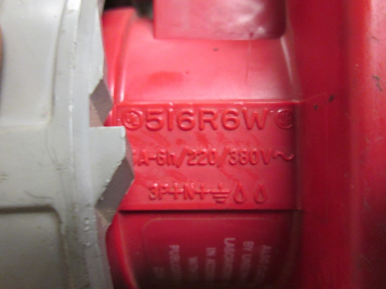 Hubbell Receptacle 516R6W 16A 220/380VAC 3P 5W Watertight Used